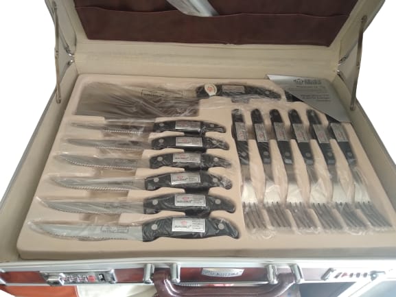 Set di posate, coltelli ed accessori.