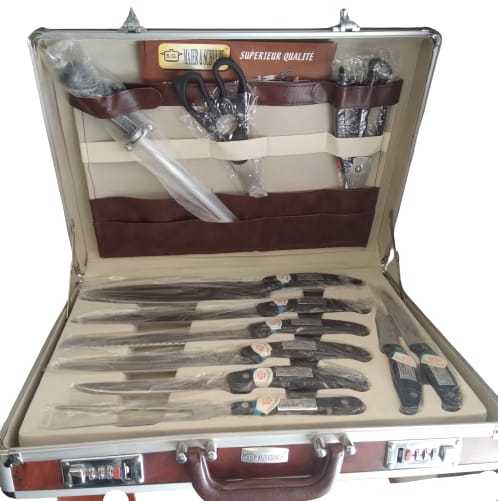 Set di posate, coltelli ed accessori.